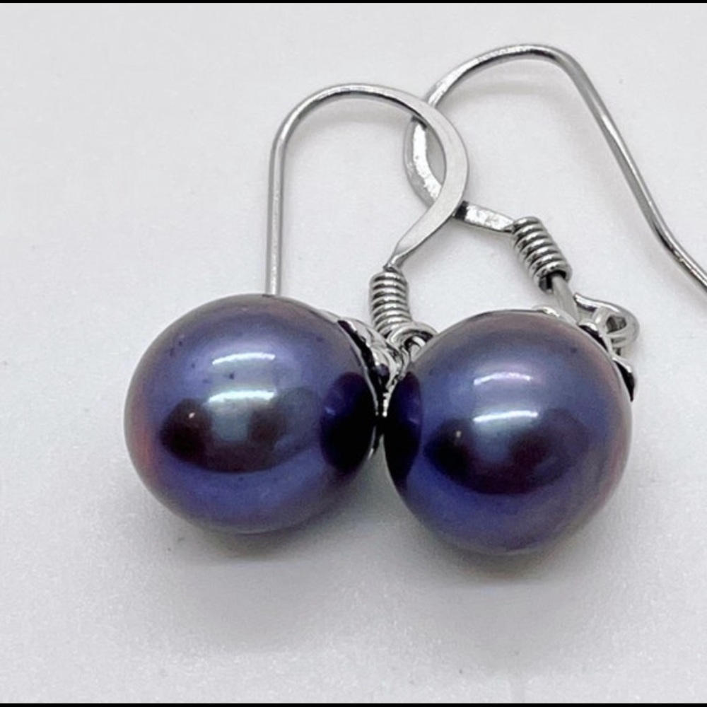 Black violet Tahitian drop freshwater cultured pearl earrings, 10mm.